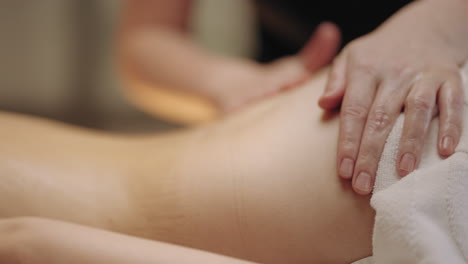 Professionelle-Massage-Im-Spa-Salon-Oder-In-Der-Medizinischen-Klinik-Zur-Rehabilitation-Von-Wirbelsäulenerkrankungen-Für-Sportler-Und-Behinderte-Menschen